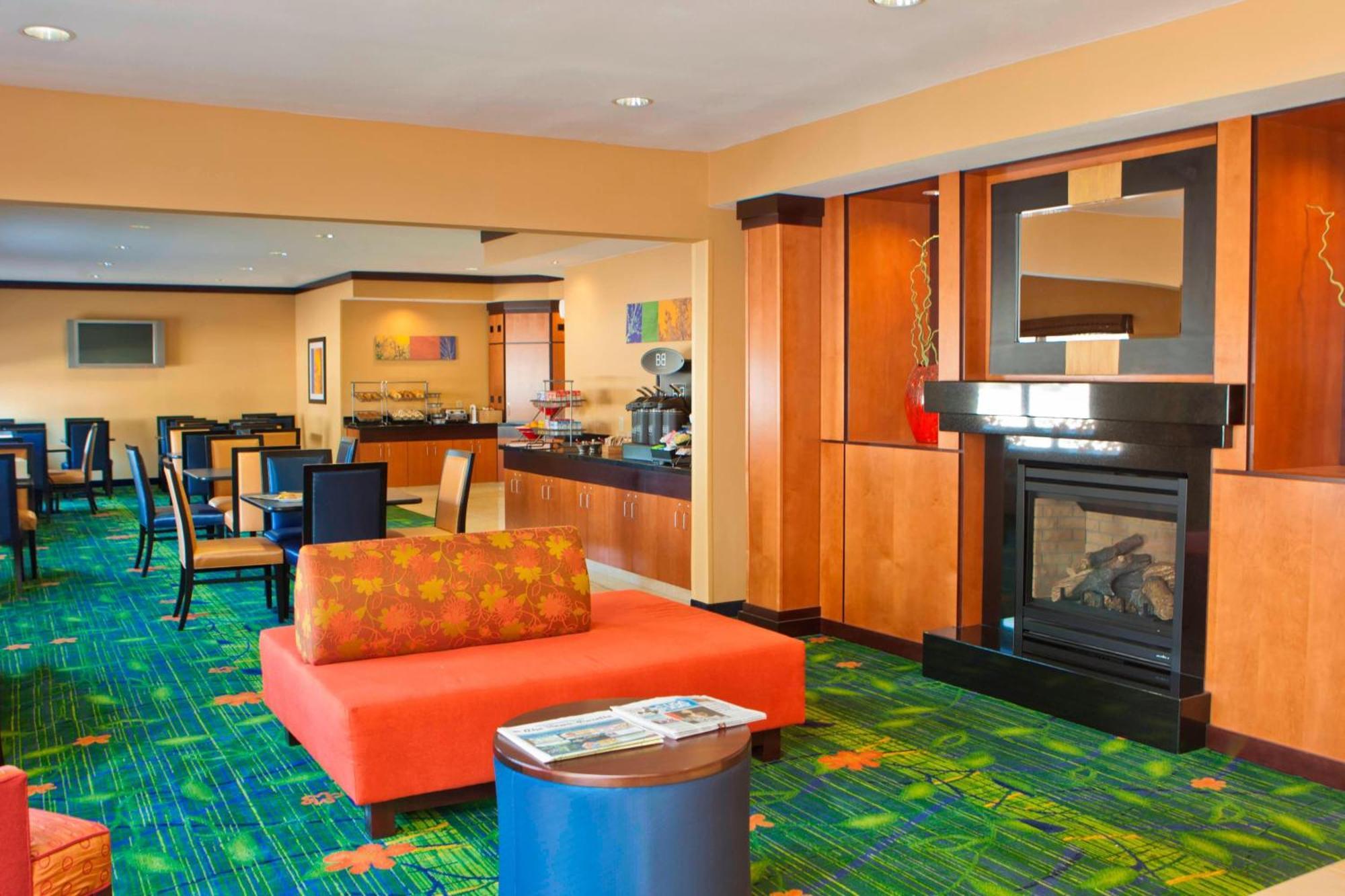 Fairfield Inn & Suites By Marriott Champaign Restaurant photo